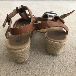 White Mountain Shoes - White Mountain Navy Striped Open Toe Wedges (7) White Mountain Shoes - White Mountain Navy Striped Open Toe Wedges (7)